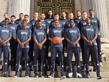 Los jugadores de los Thunder posan en la puerta del Congreso de los Diputados Los jugadores de los Thunder posan en la puerta del Congreso de los Diputados