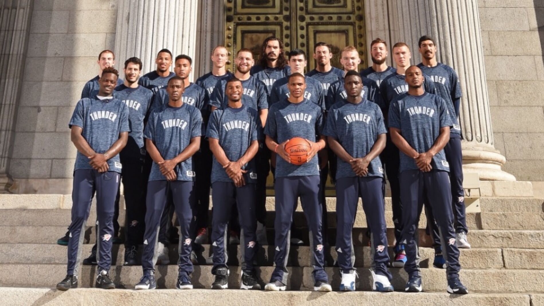 Los jugadores de los Thunder posan en la puerta del Congreso de los Diputados