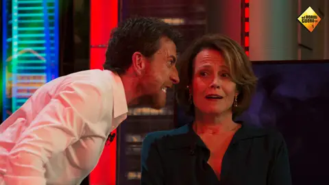 Pablo Motos recrea la mítica escena de 'Alien' junto a Sigourney Weaver Pablo Motos recrea la mítica escena de 'Alien' junto a Sigourney Weaver