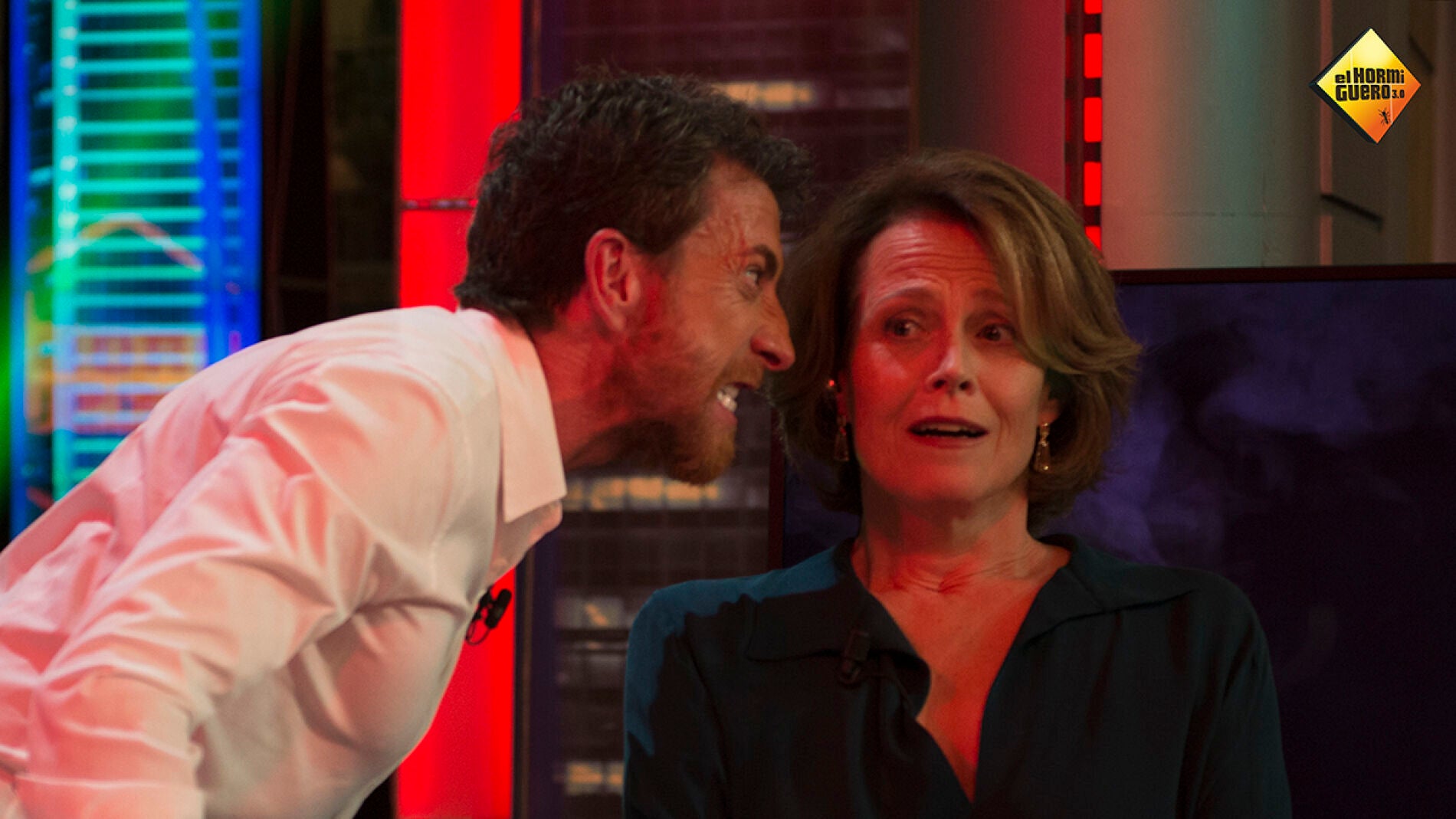 Pablo Motos recrea la m&iacute;tica escena de 'Alien' junto a Sigourney Weaver