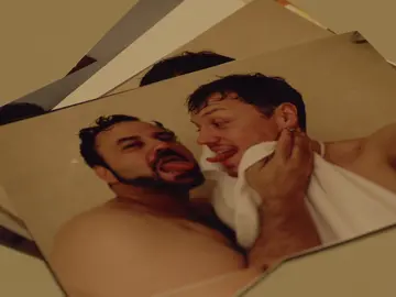 Francisco con un chico de compañía Francisco con un chico de compañía