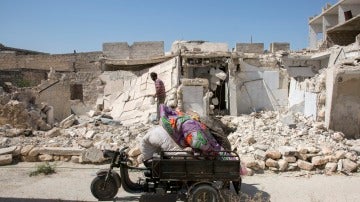 Un hombre entre los escombros a los que ha quedado reducida su vivienda tras un bombardeo en Alepo