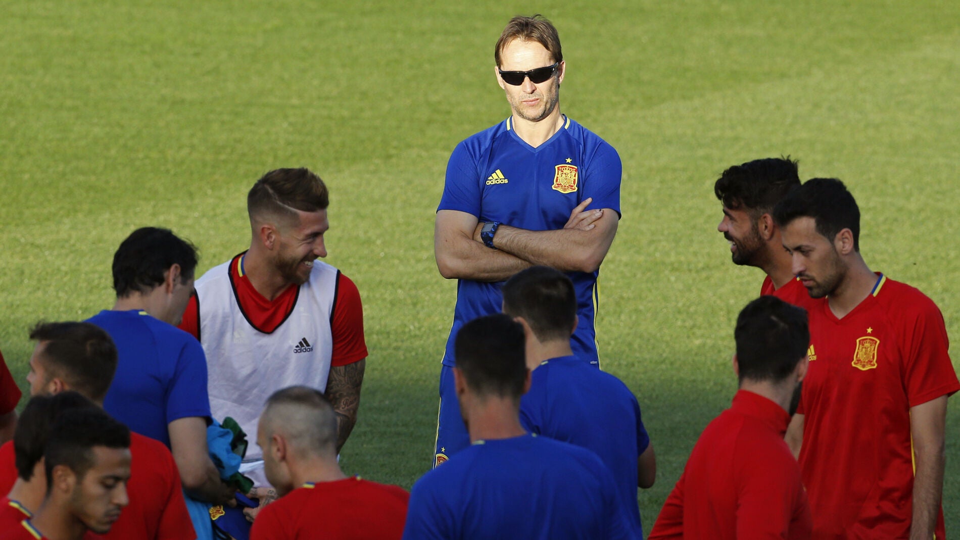 Lopetegui observa a sus jugadores en Las Rozas