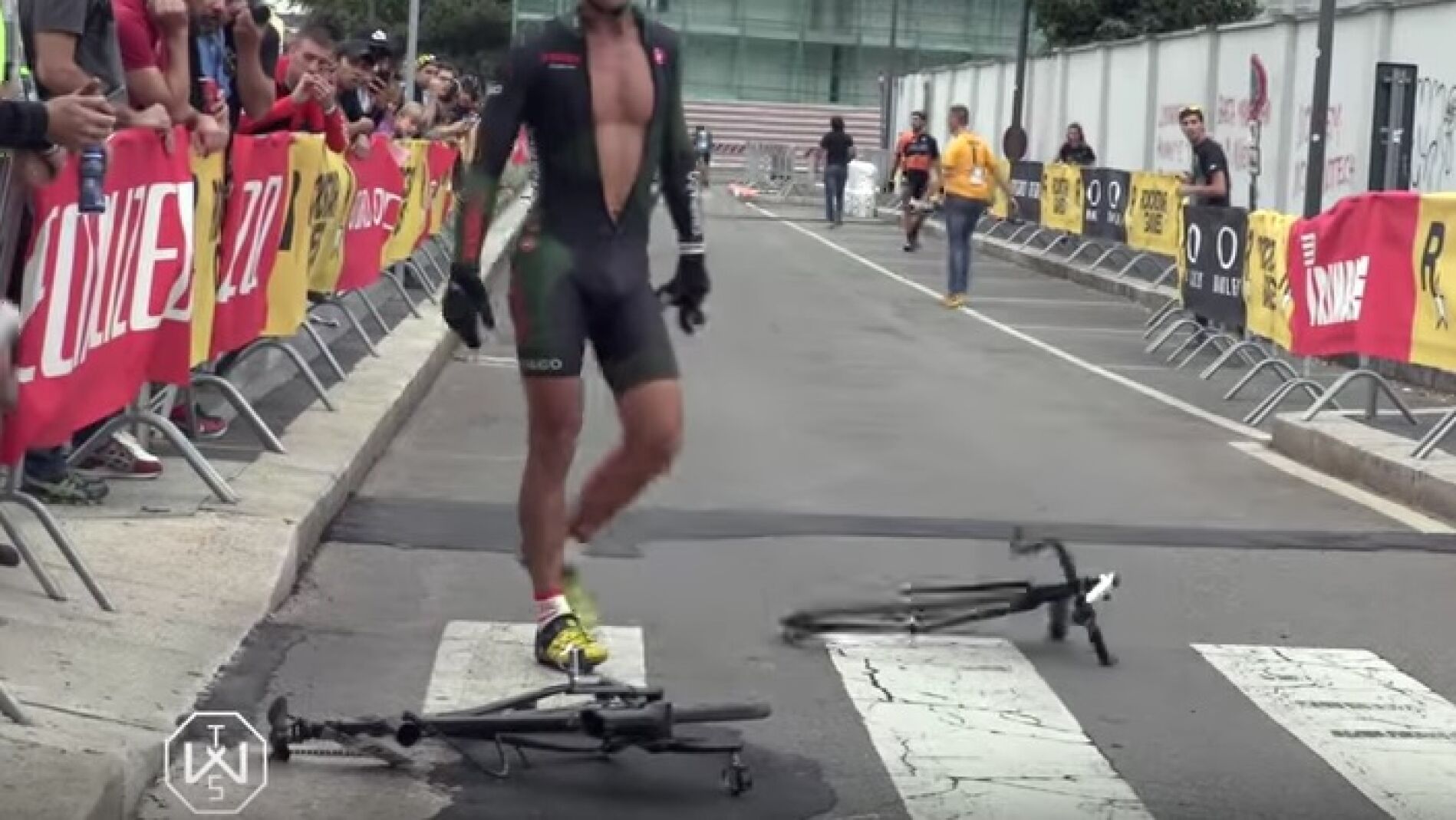 Sufre una aver&iacute;a con su bici y la parte en dos en plena carrera