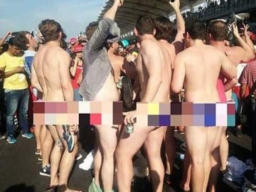 Los jóvenes en el momento que posaron sin ropa con la bandera malasia