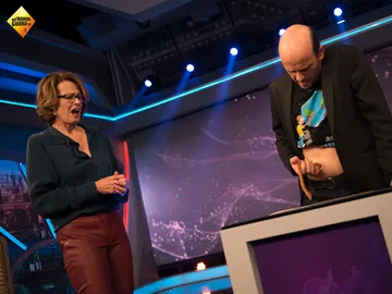 Jandro se saca un 'alien' del ombligo en pleno truco de magia Jandro se saca un 'alien' del ombligo en pleno truco de magia