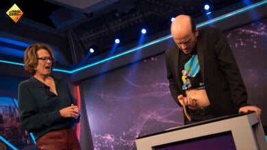 Jandro se saca un 'alien' del ombligo en pleno truco de magia