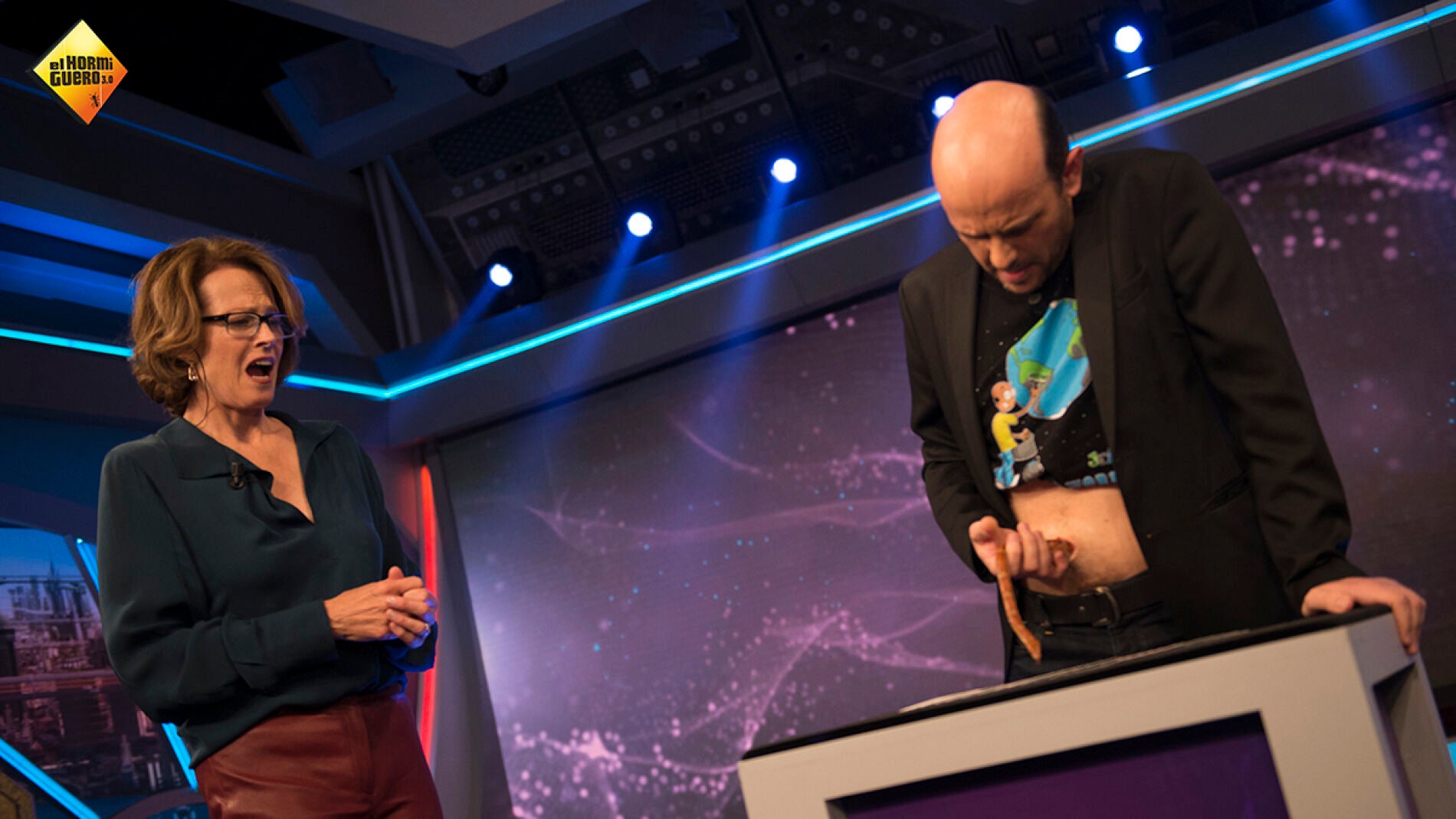 Jandro se saca un 'alien' del ombligo en pleno truco de magia