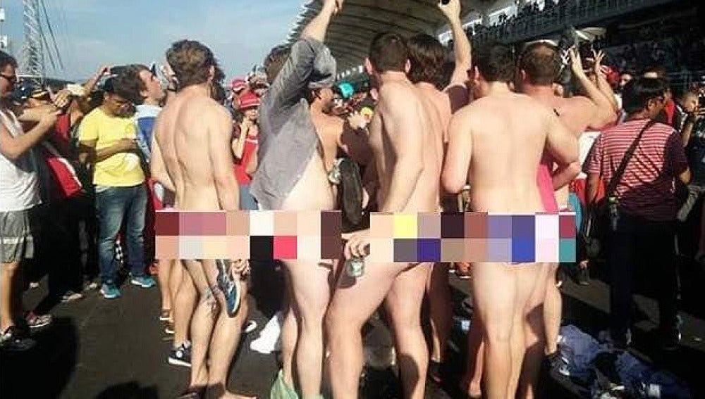 Los jóvenes en el momento que posaron sin ropa con la bandera malasia.