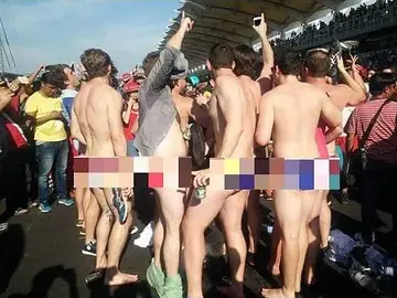 Los jóvenes en el momento que posaron sin ropa con la bandera malasia. Los jóvenes en el momento que posaron sin ropa con la bandera malasia.