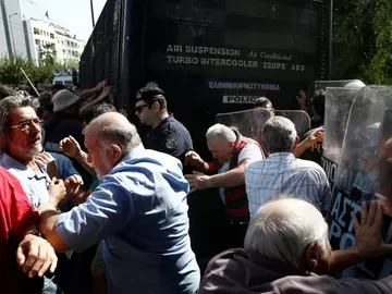 Pensionistas griegos se enfrentan a miembros de la policía griega Pensionistas griegos se enfrentan a miembros de la policía griega