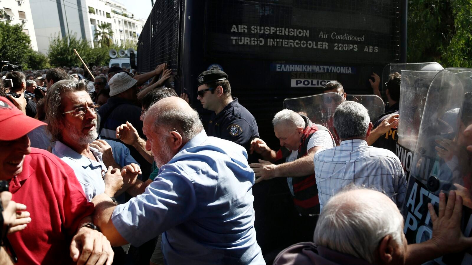 Polémica en Grecia después de que la policía disolviera con gases lacrimógenos una manifestación de jubilados