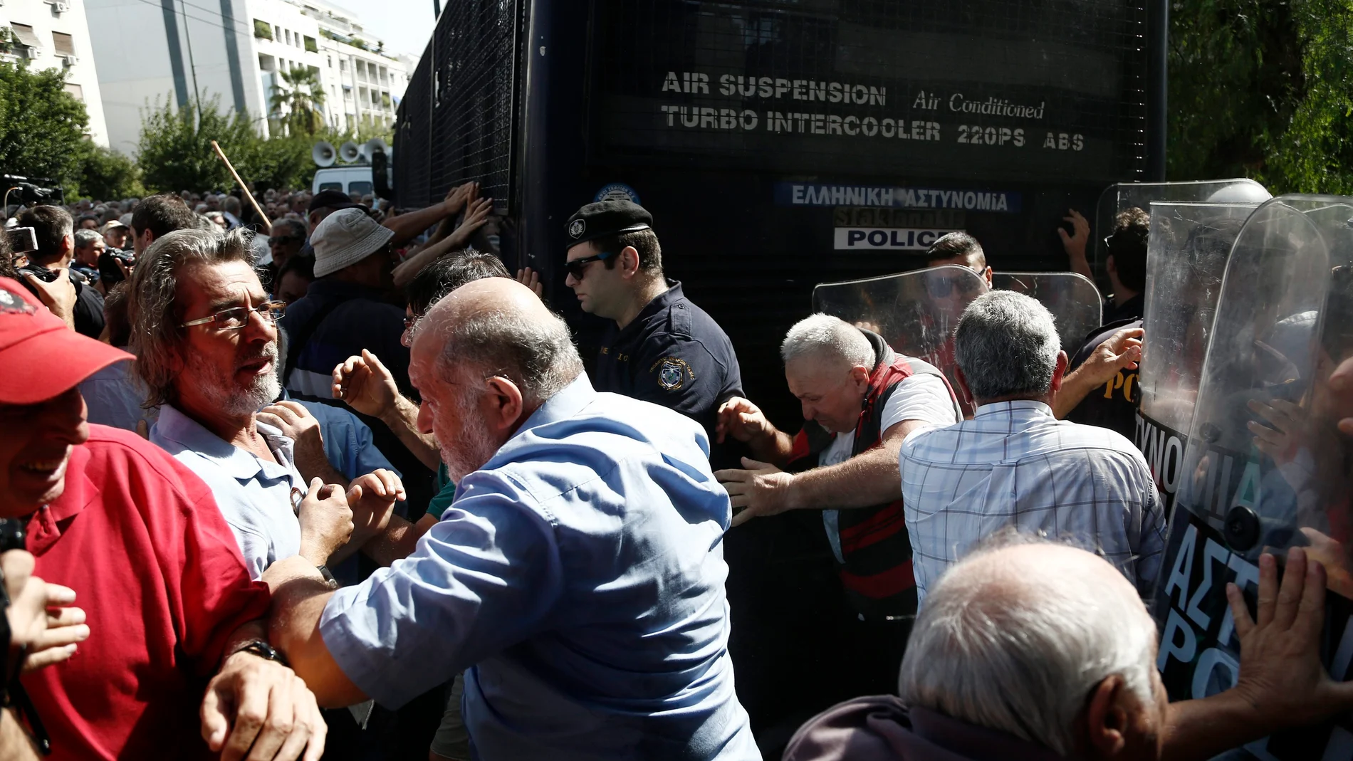 Pensionistas griegos se enfrentan a miembros de la policía griega Pensionistas griegos se enfrentan a miembros de la policía griega