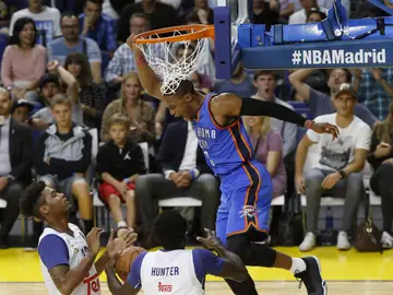 Westbrook realiza un mate ante el Real Madrid Westbrook realiza un mate ante el Real Madrid