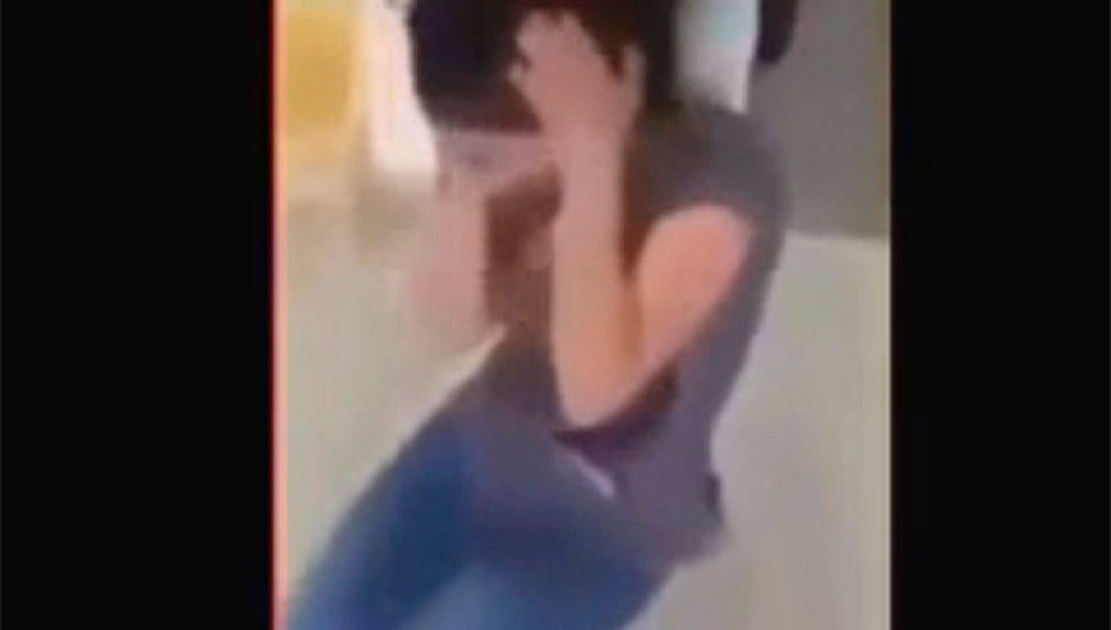 Joven a la que le rapan el pelo.