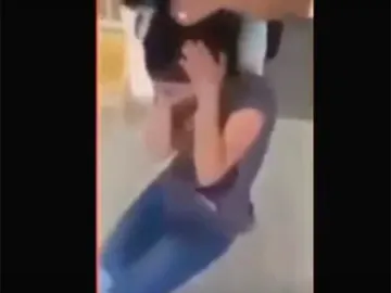 Joven a la que le rapan el pelo. Joven a la que le rapan el pelo.