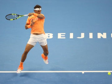 Rafa Nadal golpea la bola durante su partido