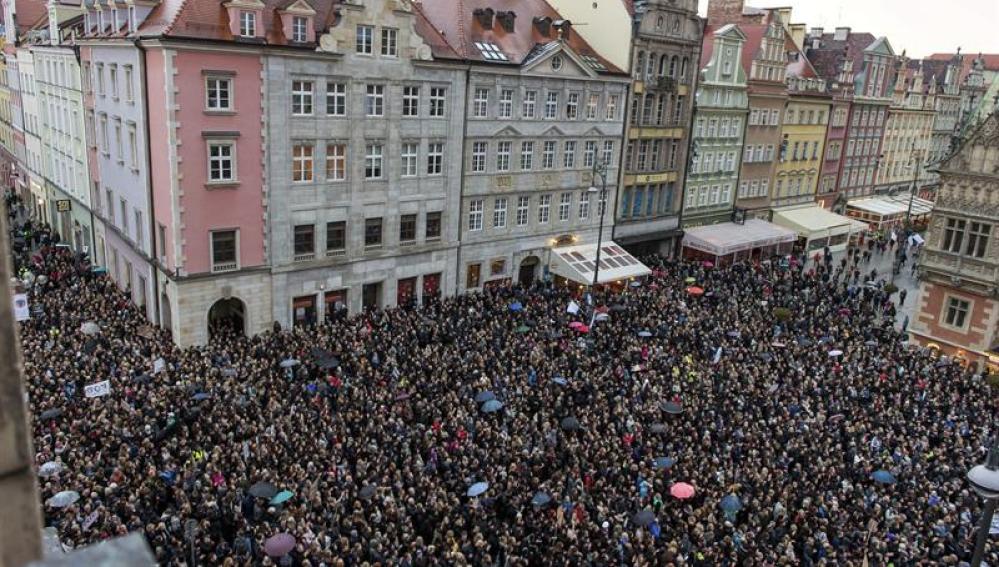 Multitudinaria manifestación contra la prohibición del aborto en Polinia