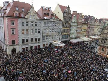 Multitudinaria manifestación contra la prohibición del aborto en Polinia