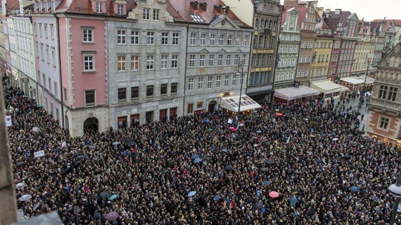 Miles de polacas vestidas de negro protestan en Varsovia contra la ...