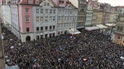 Multitudinaria manifestación contra la prohibición del aborto en Polinia Multitudinaria manifestación contra la prohibición del aborto en Polinia