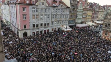 Miles de polacas vestidas de negro protestan en Varsovia contra la prohibición del aborto
