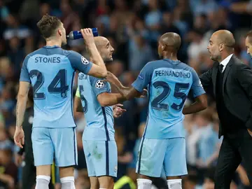 Zabaleta y Guardiola dialogan durante un encuentro del City Zabaleta y Guardiola dialogan durante un encuentro del City