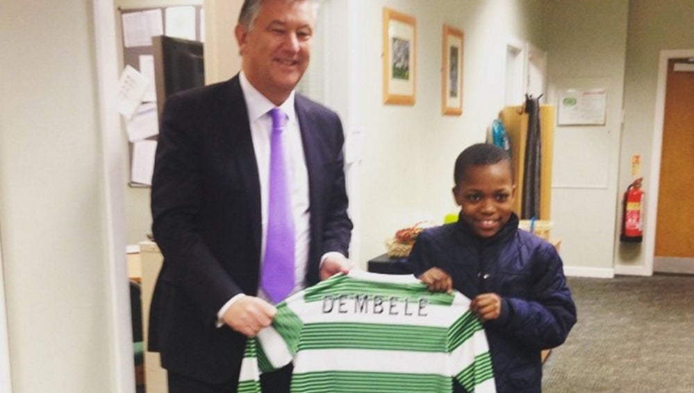 Karamoko Dembelé, posando con la camiseta del Celtic