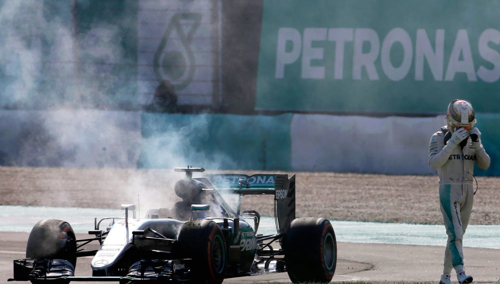 El coche de Hamilton, parado tras romperse el motor