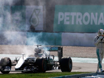 El coche de Hamilton, parado tras romperse el motor