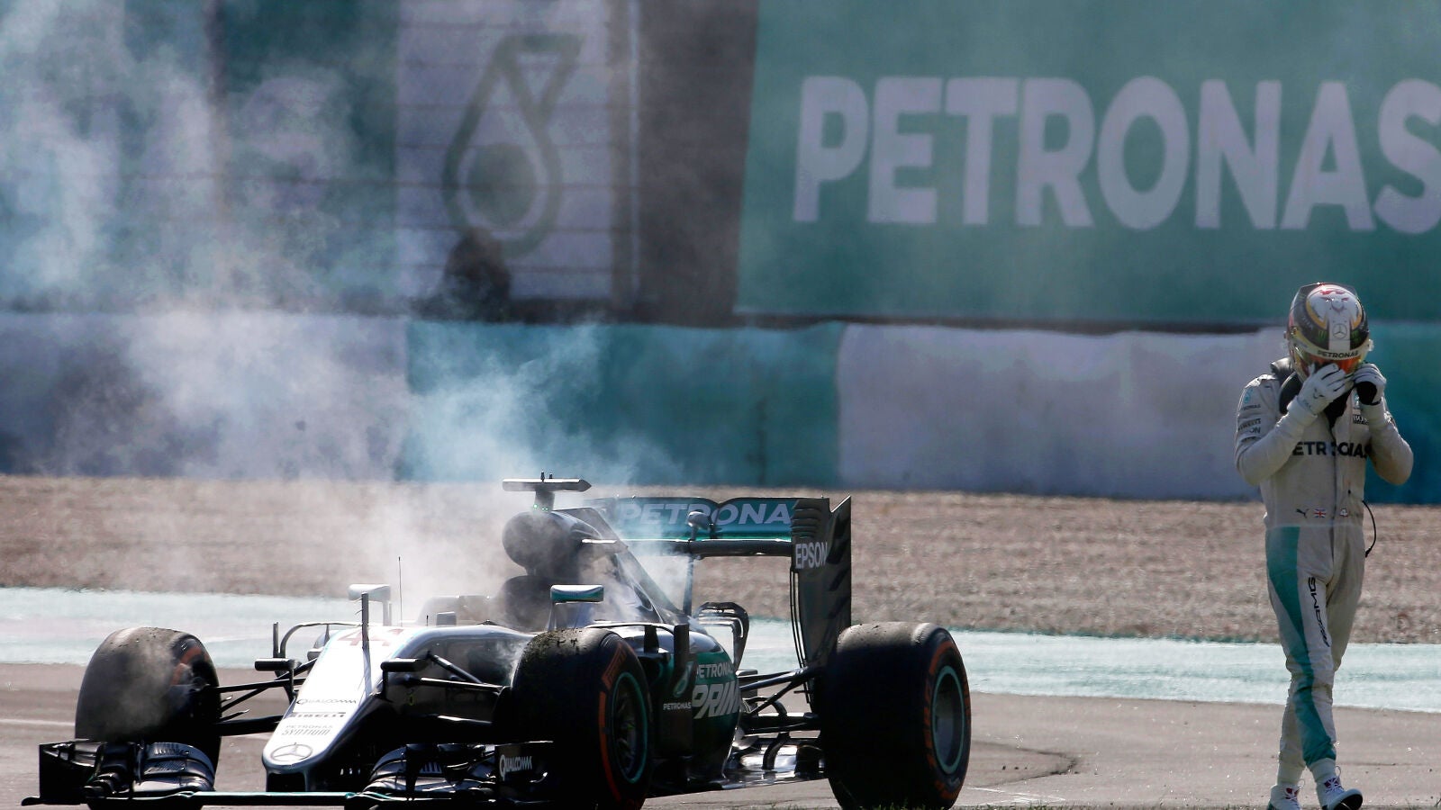 Mercedes desvela los motivos por los que se rompió el motor de Hamilton en Sepang