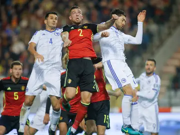 Jugadores de Bélgica y Bosnia durante el partido Jugadores de Bélgica y Bosnia durante el partido