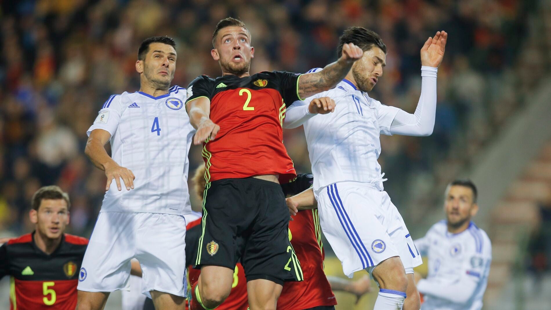 Jugadores de B&eacute;lgica y Bosnia durante el partido 