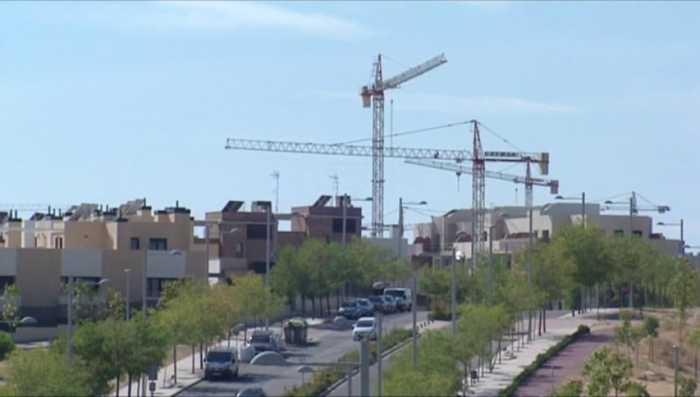 Frame 1.858883 de: La compraventa de viviendas se dispara un 20,3% en agosto gracias al mercado de segunda mano