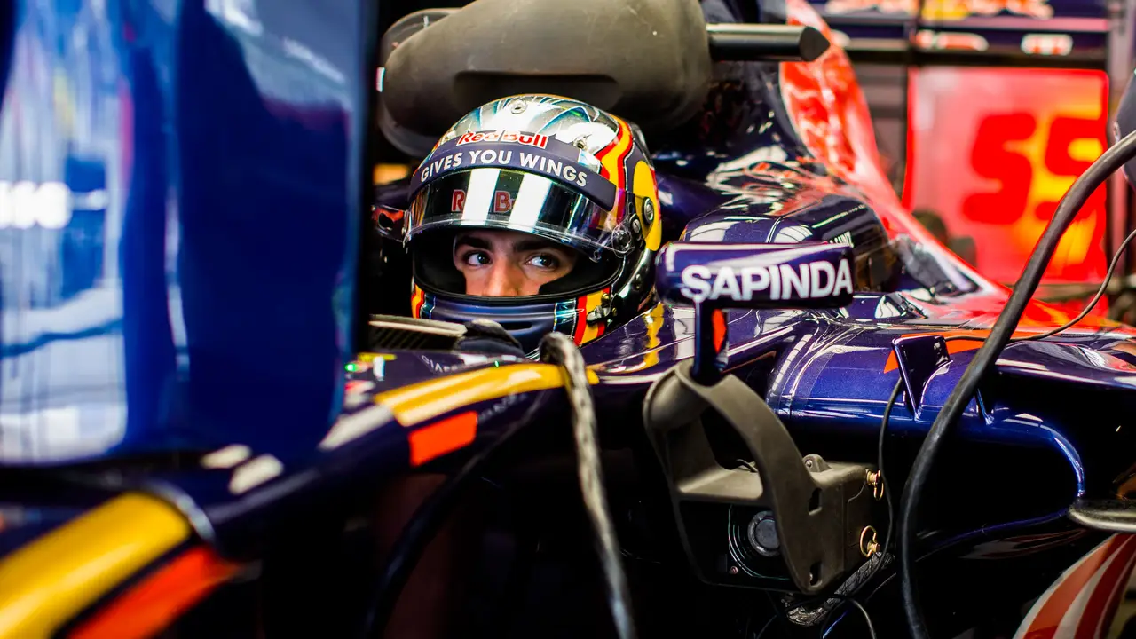 Carlos Sainz, en el box durante los primeros entrenamientos libres