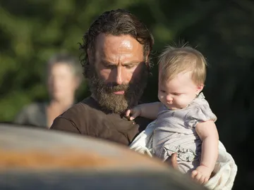 Rick con su hija Judith en 'The Walking Dead' Rick con su hija Judith en 'The Walking Dead'