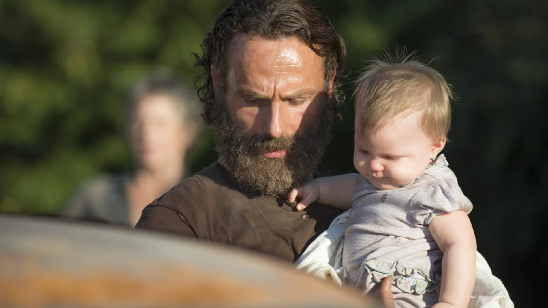 Rick con su hija Judith en 'The Walking Dead'