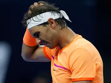 El tenista español Rafa Nadal se lamenta tras perder un partido El tenista español Rafa Nadal se lamenta tras perder un partido