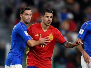 Vitolo pelea con la defensa durante el Italia - España
