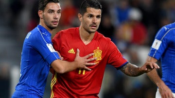 Vitolo pelea con la defensa durante el Italia - España