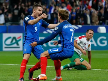 Gameiro y Griezmann celebran uno de los goles de la selección francesa Gameiro y Griezmann celebran uno de los goles de la selección francesa