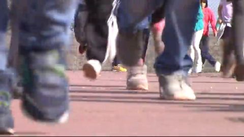 Frame 35.538385 de: En una escuela en Galicia los ni&ntilde;os corren 15 minutos al d&iacute;a para mejorar la concentraci&oacute;n en clases