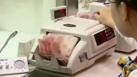 Frame 30.155088 de: El gobierno chino cree que turistas de su país utilizan los viajes al extranjero para llevarse sus ahorros Frame 30.155088 de: El gobierno chino cree que turistas de su país utilizan los viajes al extranjero para llevarse sus ahorros