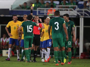 Neymar vio la tarjeta amarilla ante Bolivia y no podrá jugar el próximo partido con su Selección