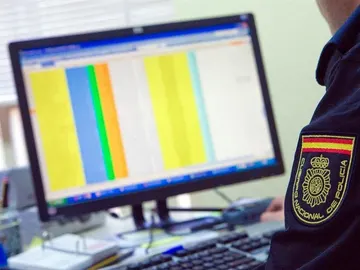 Un miembro del Grupo de Delitos Telemáticos de la Policía Nacional sigue el rastro de un ciberdelincuente Un miembro del Grupo de Delitos Telemáticos de la Policía Nacional sigue el rastro de un ciberdelincuente