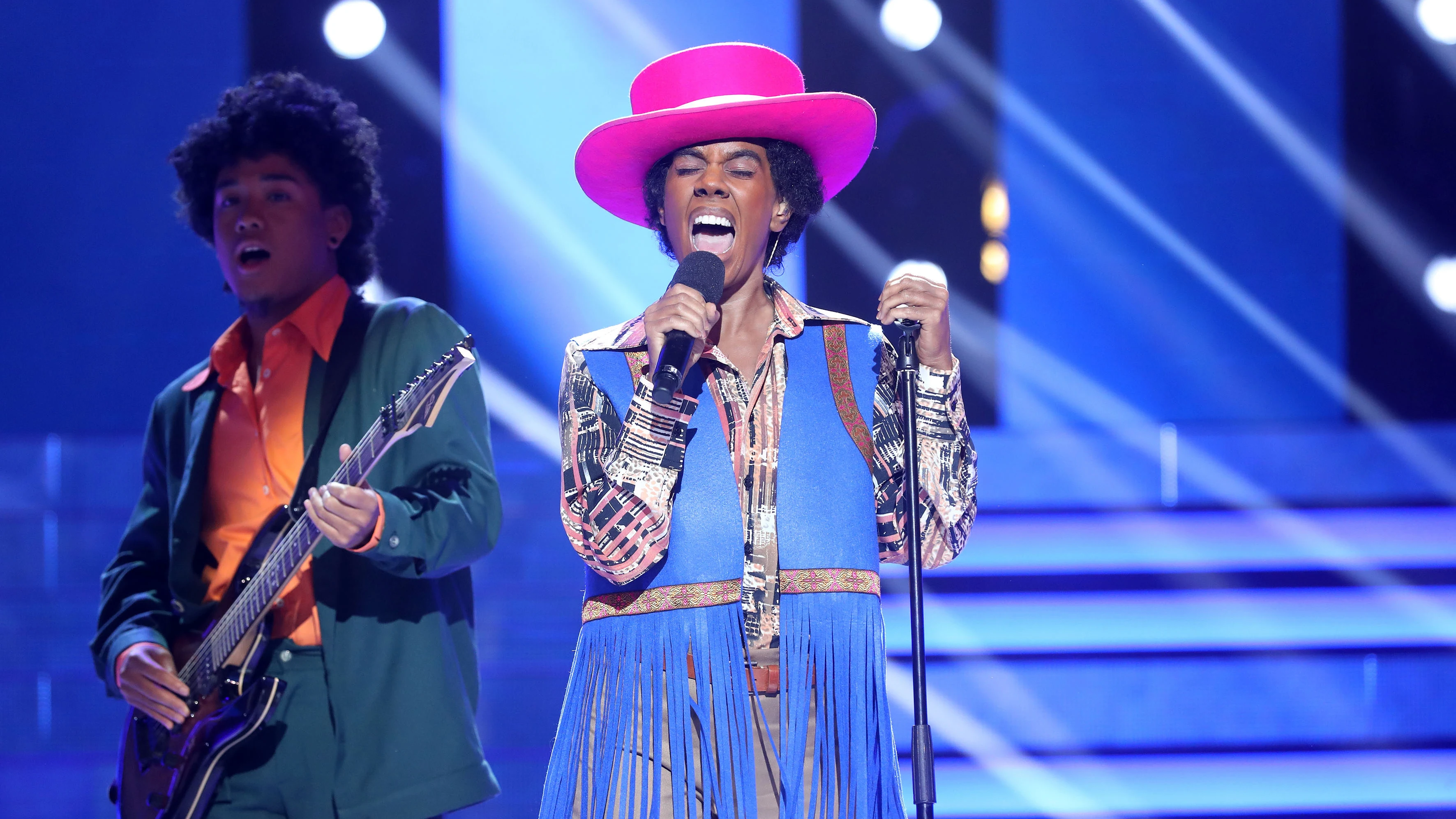 Beatriz Luengo imita a Michael Jackson con su canción "I'll be there" Beatriz Luengo imita a Michael Jackson con su canción "I'll be there"