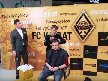 Andrei Arshavin rapa a un periodista tras ganarle una apuesta