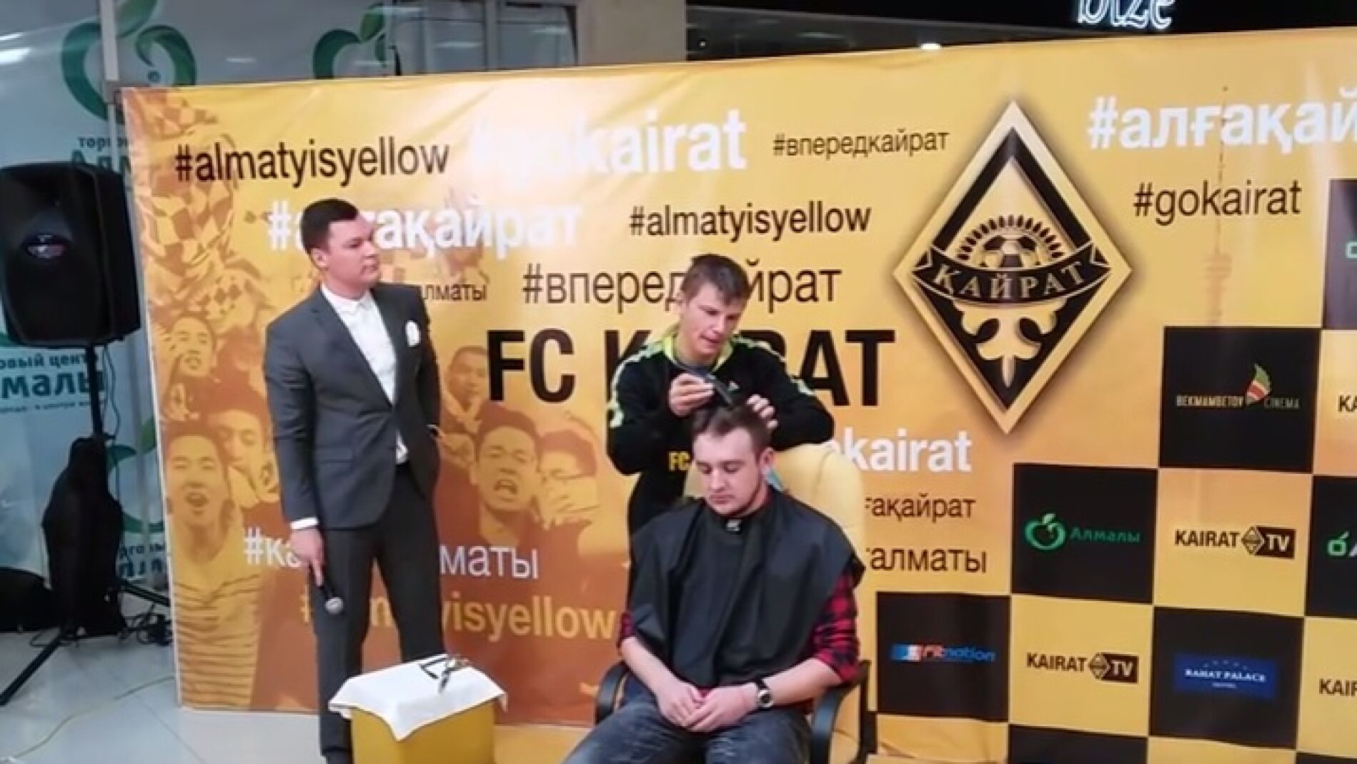 Andrei Arshavin rapa a un periodista tras ganarle una apuesta