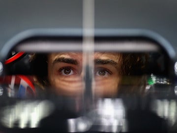 Fernando Alonso, pensativo dentro de su McLaren Honda