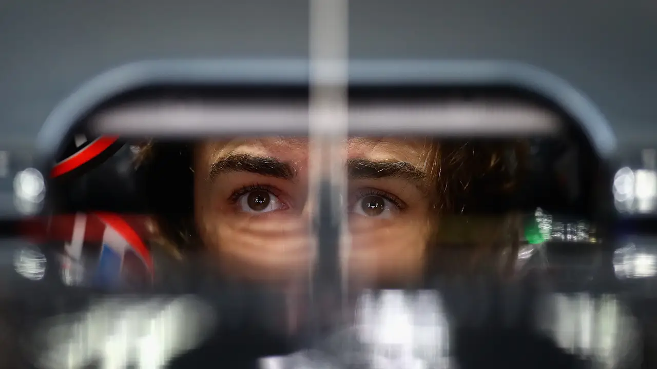 Fernando Alonso, pensativo dentro de su McLaren Honda